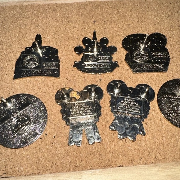 💖Disney Trading Pin Bundle—7 Total (With Bonus Mickey)!🏰 - Picture 7 of 8
